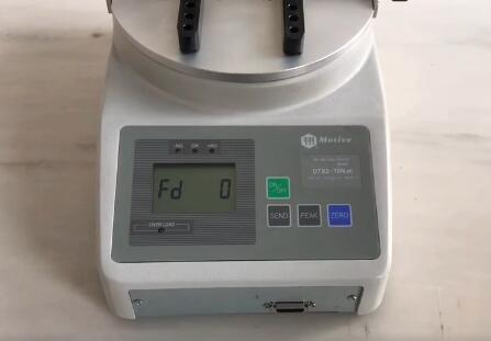 如何使用扭力測試儀的精度調(diào)節(jié)器？